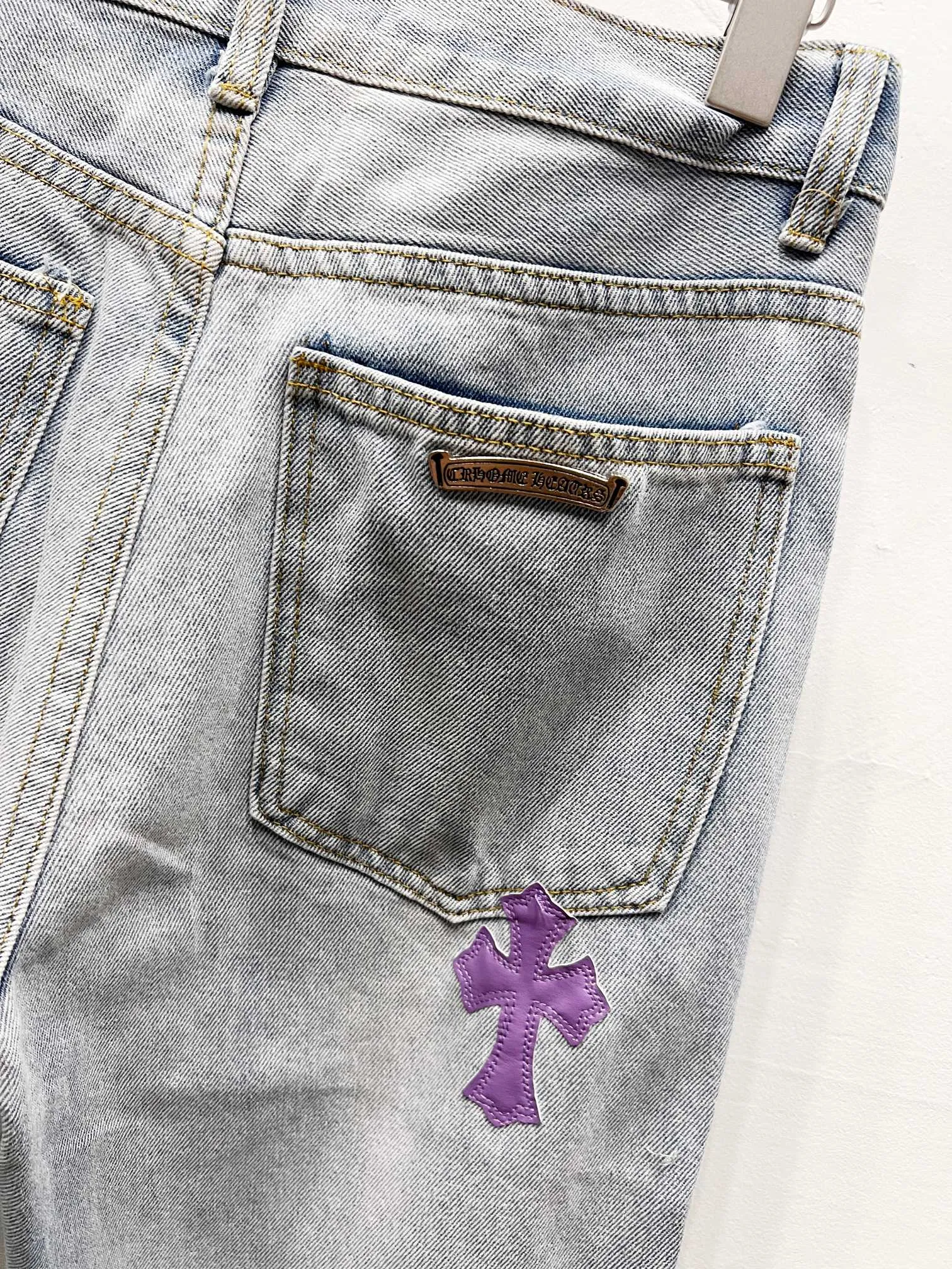 P260 Style No.: (r022) Chrome Hearts & 25TX CH Chrome Hearts co-branded clown limited graffiti crocodile skin jeans Special Italian cowhide print and cut Customized sheepskin three-layer thick line leather The whole body is spliced in heavy water washing process Craftsmen hand-splashed ink You can see the details Three-dimensional cutting version Loose and comfortable without picking up the figure Makes you taller and slimmer Factory Seiko Original quality control Same style for men and women Can be matched with couples Versatile recommendation Essential jeans for all seasons Color: light Size: 28-30-32-34-36